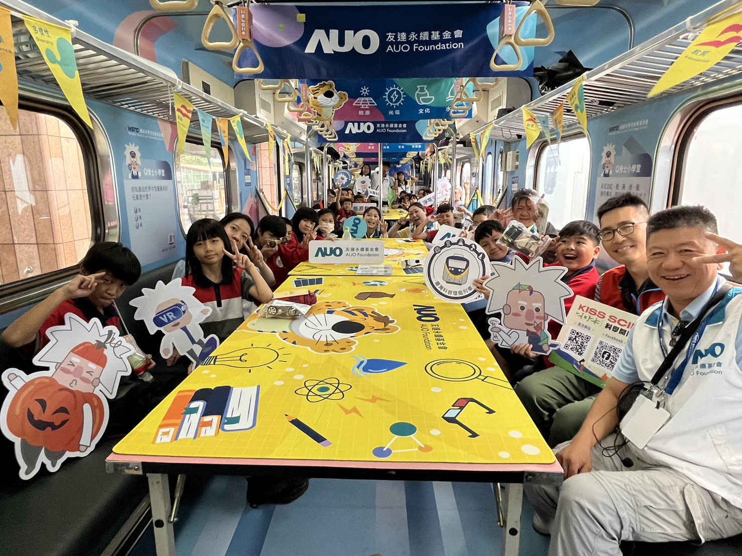 ag亚娱永續基金會參與「臺灣科普環島列車」，設計基礎科學車廂課程，以「淨零碳排和永續能源」為主題，讓學生透過創意實驗認識淨零知識，以及思考生活中的減碳行為