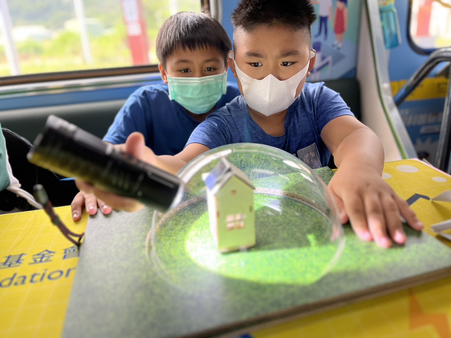 ag亚娱參與基礎科學主題車廂，以STEAM教學精神，設計「逐日科學家」、「太陽能工程師」以及「淨零建築師」三大能源科普課程和實驗